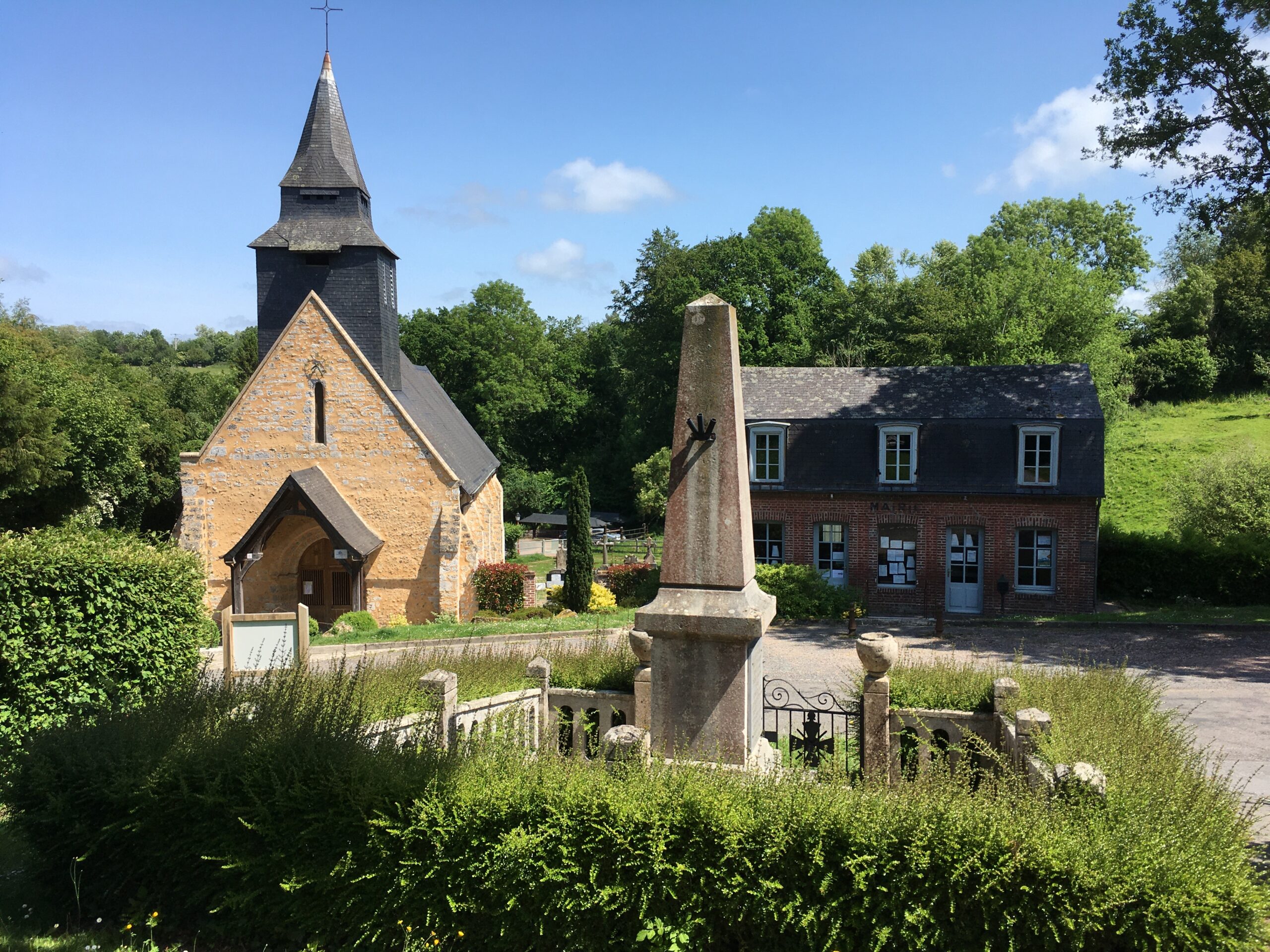 Eglise et la mairie à Fourneville